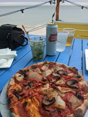 I got the veggie pizza, with no cheese and it was very good! Would be nice for it to have more vegetables but the tomato sauce was fantastic! I highly recommend it. Also, the servi at Southernmost Beach Cafe in Key West