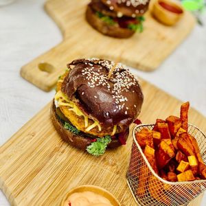 vegan burger at OWL Organic Market in San Pedro De Alcantara