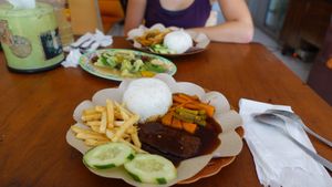 chicken steak in front, vegetables and other chicken variation at Lusidus in Yogyakarta