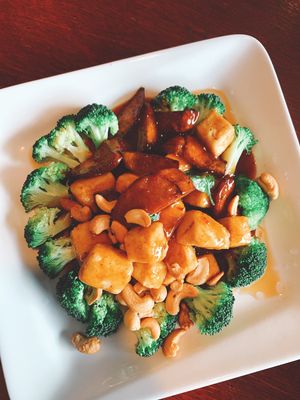 TING TING WITH SWEET BROWN SAUCE CASHEWS AND BROCCOLI at Veggie Heaven in Montclair