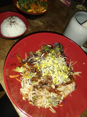 Reisnudelsalat mit Tofu, im Hintergrund Gemüseschale mit Reis at Fei Scho in Munich