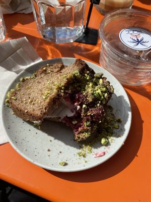 Banana bread with pistachio and lemon cream cheese at Mahalo - Hornsgatan in Stockholm