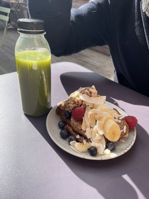 Banana bread with fruits and smoothie at Mahalo - Hornsgatan in Stockholm