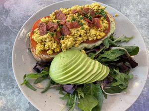 Scrambled tofu sandwich at Mahalo - Hornsgatan in Stockholm