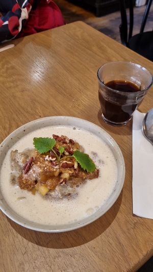 Baked oats with apple and pecan at Mahalo - Hornsgatan in Stockholm
