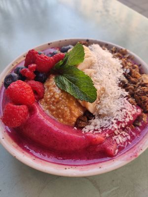 1/7-2025 
Smoothie bowl, pink haze base, loco topping and extra banana (144kr). at Mahalo - Hornsgatan in Stockholm