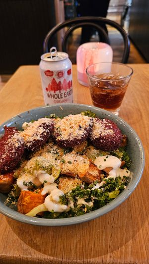 bowl with cale, baked vegetables and beetroot falafel at Mahalo - Hornsgatan in Stockholm