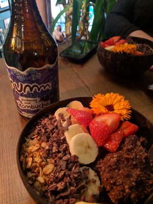 Tiki loco bowl and blueberry mint kombucha at Mahalo - Hornsgatan in Stockholm