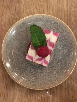 Raw vegan raspberry cheesecake slice at Mahalo - Hornsgatan in Stockholm