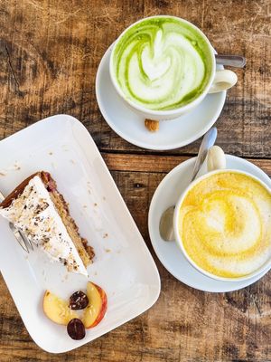 Kuchen des Tages, Matcha & Kurkuma Latte at GustaV in Salzburg