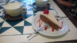 Leckerer Kuchen mit Kurkuma Latte at GustaV in Salzburg