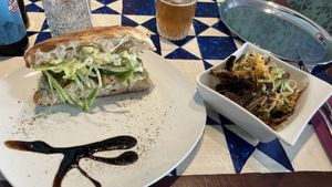 Sandwich des Tages mit Beilagensalat  at GustaV in Salzburg
