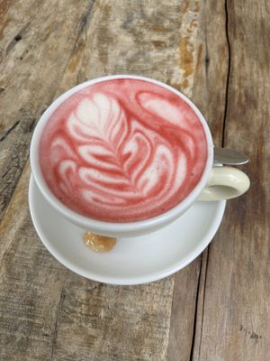 Kaffee Latte mit Rübensaft - sooo schön und lecker  at GustaV in Salzburg