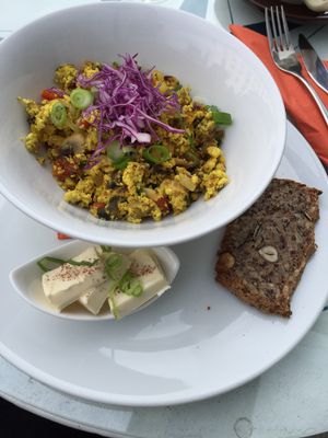 Scrambled tofu with glutenfree bread at GustaV in Salzburg