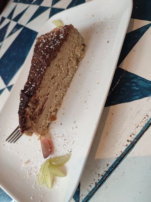 Vegane Rohkost Torte mit Erdnuss 🥜 Apfel at GustaV in Salzburg