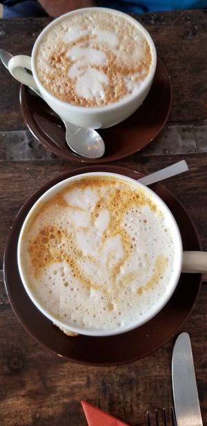 Turmeric latte and cappuccino at GustaV in Salzburg
