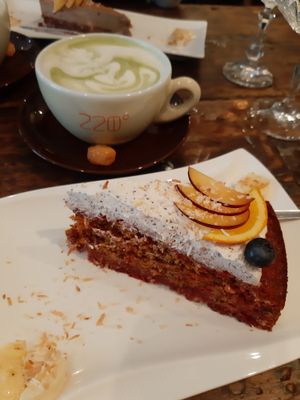Mohn-Rote-Beete-Kuchen mit Matcha-Latte at GustaV in Salzburg