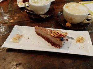 Rohkost-Schoko-Spekulatius-Kuchen mit Kurkuma-Latte at GustaV in Salzburg