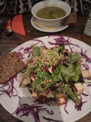 Salat mit Cashew-“Feta“ und Grünkohl-Lauchsuppe at GustaV in Salzburg