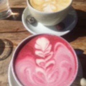 Rüben- und Kurkumalatte at GustaV in Salzburg