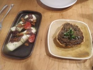 Quiche y rollitos hummus at Kombu in Sant Cugat Del Valles