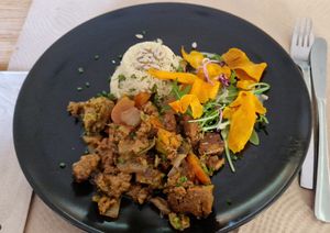 Seitan rostit amb cuscús integral, ruca i xips de moniato at Kombu in Sant Cugat Del Valles