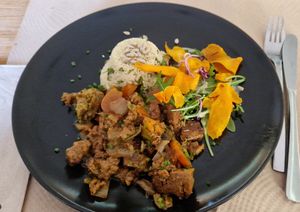 Seitan rostit amb cuscús integral, ruca i xips de moniato at Kombu in Sant Cugat Del Valles