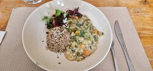 Fesols blancs petits amb pad choi i pastanaga,
fajol i xampinyons saltats,
amb amanida de col. at Kombu in Sant Cugat Del Valles