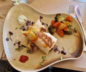 Durum de tempeh amb encortits a les dues salses i verdures rostides at Kombu in Sant Cugat Del Valles