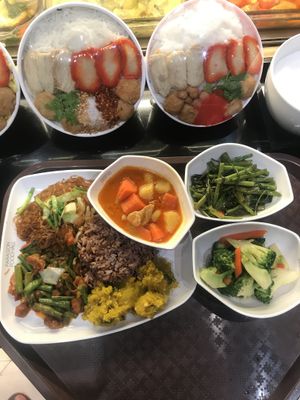 Rice with 6 sides - 160baht at Walee Vegetarian in Bangkok