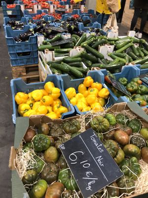Légumes à bas prix  at Marche Bio Des Tanneurs in Brussels