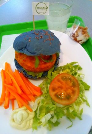 Sweet potato, mango and chickpeas burger with apple crumble and lemonade at Vegana Burgers - Atrium Saldanha in Lisbon