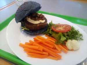 Beans burger with salad and carrot sticks at Vegana Burgers - Atrium Saldanha in Lisbon