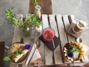 Smoothiebowls with almond latte and beetroot latte at Pure Koh Lanta in Koh Lanta