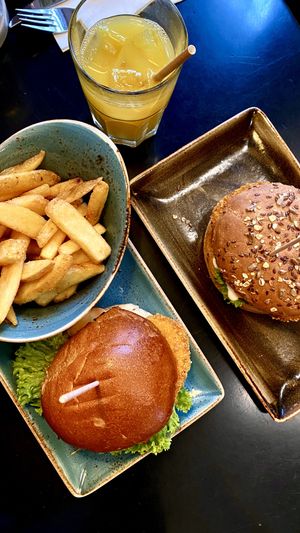 Veganuary ‘chicken’ burger for 6€, delicious 🤤  #Veganuary at Hans im Glück in Dusseldorf