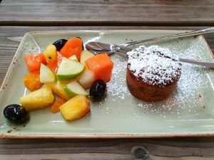 Vegan cake with fruit salad at Hans im Glück in Dusseldorf