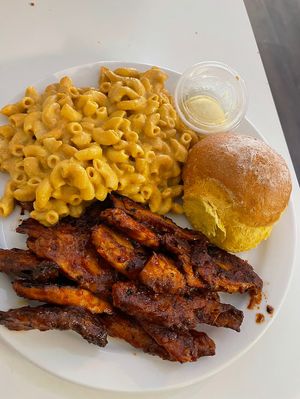 $13 Combo plate smoked chicken and macnocheeze  at Homegrown Smoker in Portland