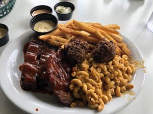 BBQ ribs/chiken + Mac n cheese, fries & hush puppies 😍 at Homegrown Smoker in Portland
