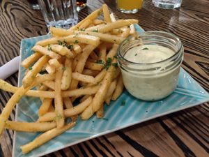 Garlic fries with bearnaise sauce at Blackbird in Gothenburg