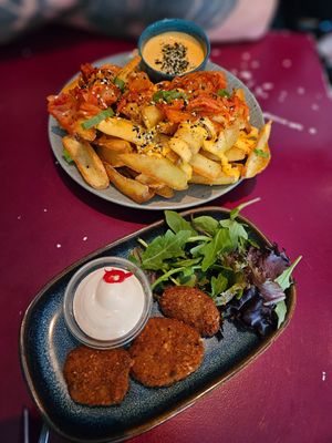 Kimchi fries och lycklingnuggets at Blackbird in Gothenburg