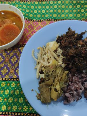 Vegan buffet at Vegan Khunnay in Koh Samui