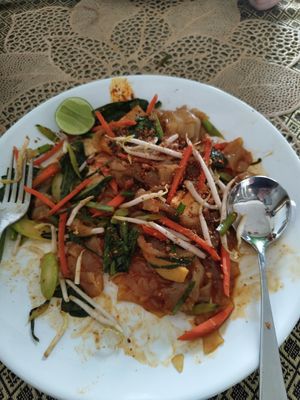 Pad see ew at Vegan Khunnay in Koh Samui
