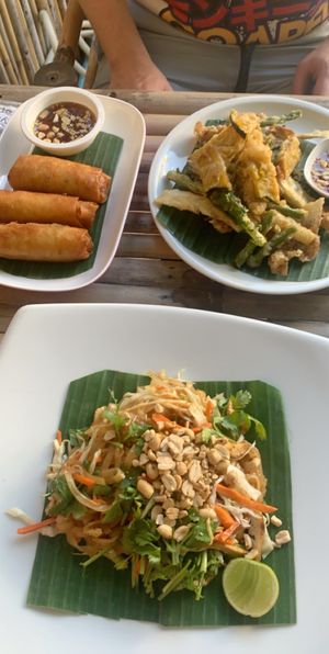 Pad thai, springrolls and deep fried vegetables 😍 at Vegan Khunnay in Koh Samui