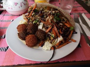 Rice cake with sauteed vegetables, falafel and lentil kofta at Invita Fresh Food in Toulouse