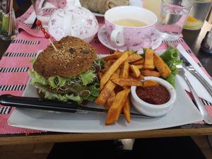Burger served with sweet potato chips and homemade ketchup at Invita Fresh Food in Toulouse