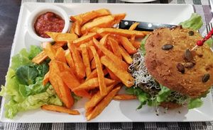 Burger (steak de pois chiche) et sa petite portion de chips de patate douce. at Invita Fresh Food in Toulouse