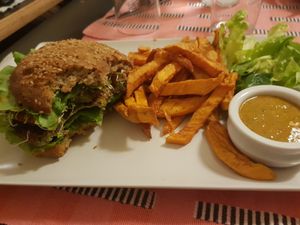 Burger at Invita Fresh Food in Toulouse