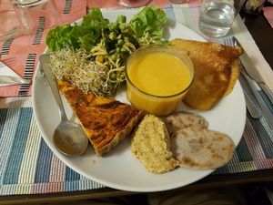 Brunch main dish: hummus, soup, omelette, pie, raw spaghettis at Invita Fresh Food in Toulouse