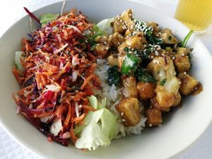 Tofu Bowl mit Salat at Alcachofra Cafe in Faro