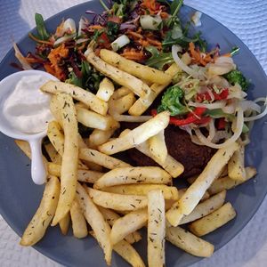 Burger at Alcachofra Cafe in Faro